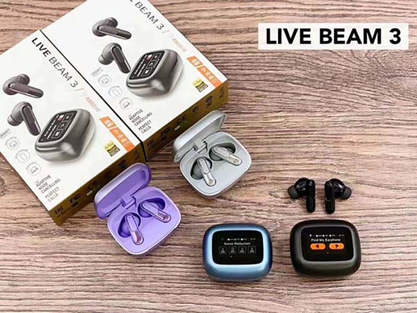 Открытые зарядные кейсы и беспроводные наушники LIVE BEAM 3 TWS рядом с коробками
